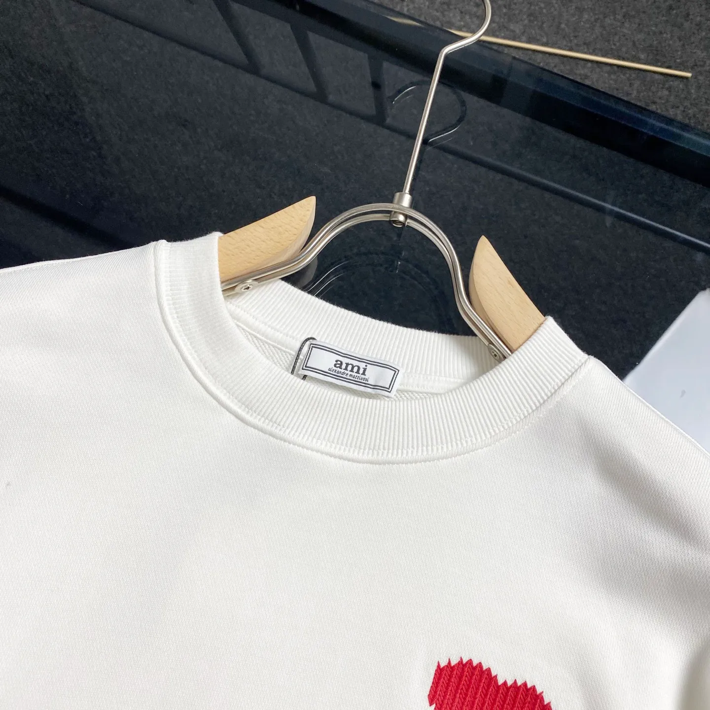AMI/Love Embroidery-Pure cotton round neck heavy sweater, simple and exquisite logo love letter embroidery🪡LOGO logo 2026New Arrival-Original development/100% cotton Fashion Versatile-Light luxury trend Three standards complete-Premium Quality Size: S-XL Color: Black.White.Green.Apricot.